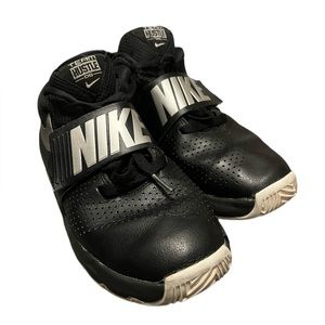 Nike team hustle boys shoes